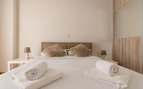 Beautiful And Spacious Apartment In Pagrati